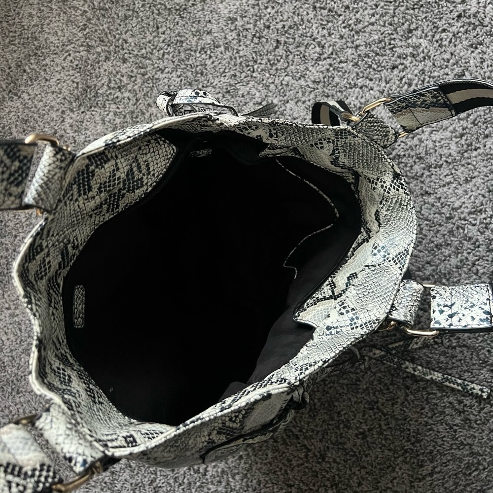 Ahdorned snake leather tote - Picture 4 of 9